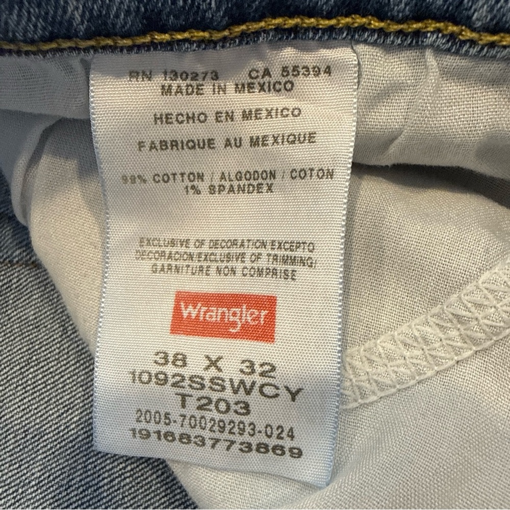 Wrangler Premium Quality Men's Jeans 38x32  Light-Medium Wash Blue Denim Comfort - Picture 7 of 15